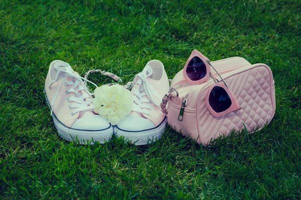 Zapatillas con rosa blanca, bolso y gafas de sol — Foto de Stock
