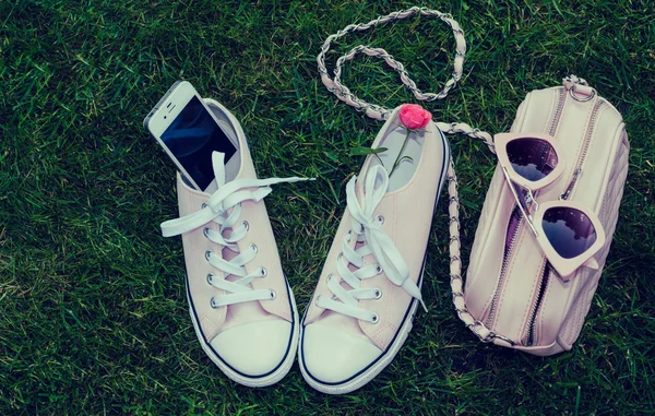 Baskets, téléphone portable, sac à main et lunettes de soleil — Photo