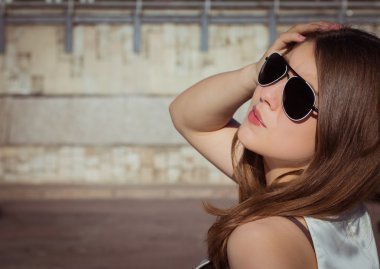 Güneş gözlüklü bir şehirde şık bir kız portresi