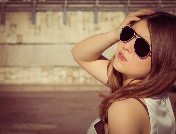 Porträt eines stilvollen Mädchens mit Sonnenbrille in einer Stadt — Stockfoto