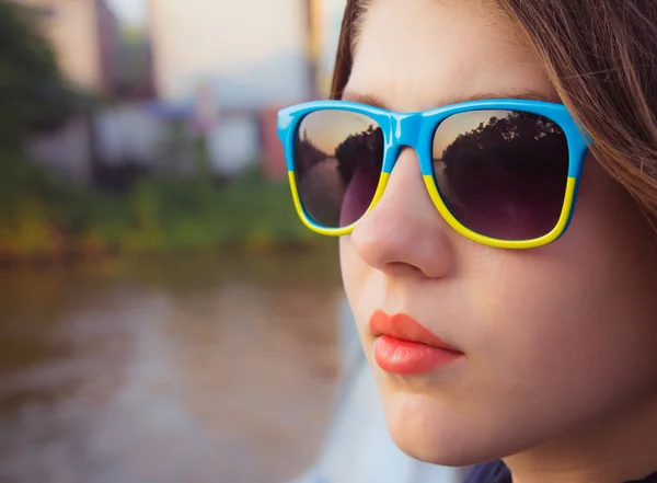 Renkli Güneş gözlükleri bir genç kız portresi
