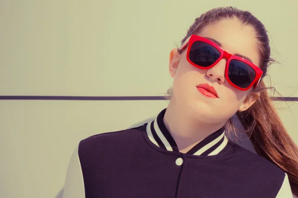 Портрет стильной девушки в красных солнечных очках — стоковое фото