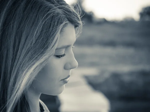 Retrato no perfil de uma adolescente clos up — Fotografia de Stock