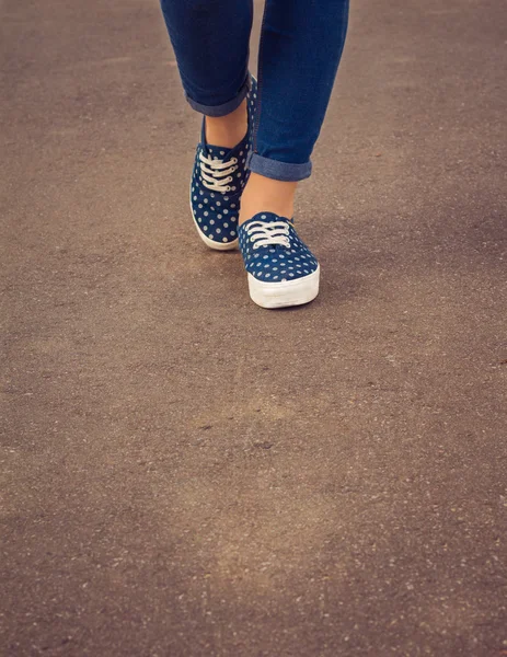 Spor ayakkabı, kot sokakta yürürken ayak görünümünü — Stok fotoğraf
