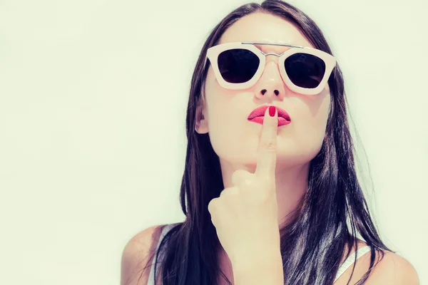 Güzel bir Bayan güneş gözlüğü moda portre