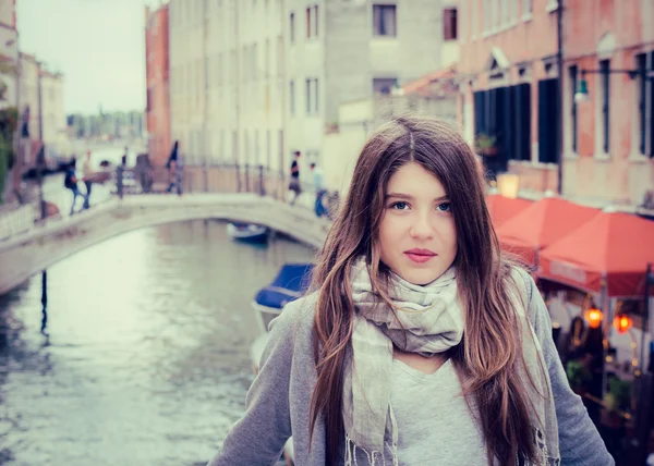 Turisztikai lány Velencében. Olaszország — Stock Fotó