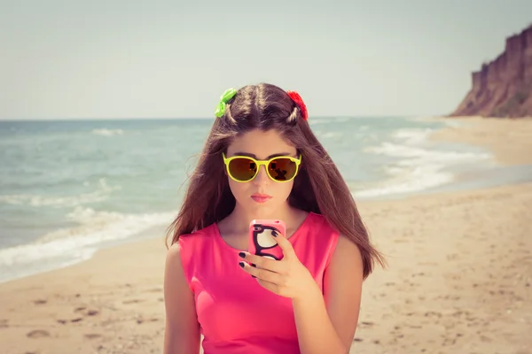 Menina adolescente bonita em óculos de sol e em um vestido rosa no ser — Fotografia de Stock