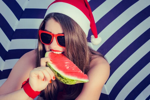 Portrét legrační usmívající se dívka v Santa Claus klobouk a červené sung — Stock fotografie