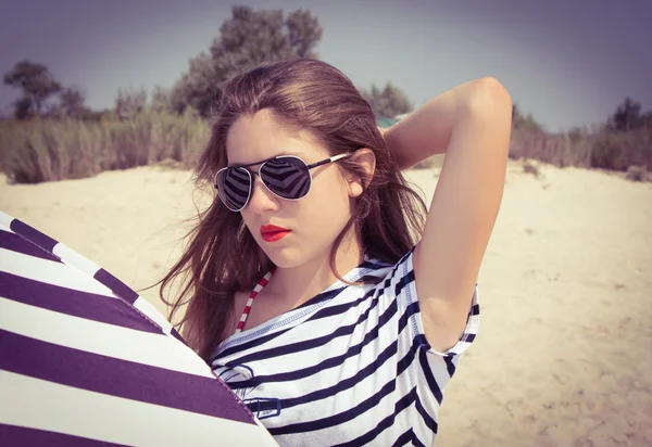 Retrato de uma menina elegante em uma camiseta listrada e óculos de sol b — Fotografia de Stock