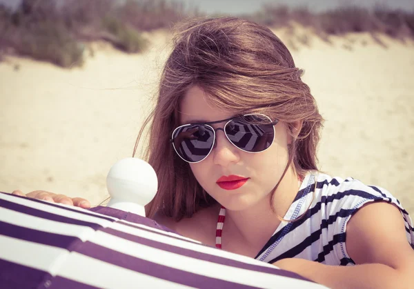 Retrato de una chica con estilo en una camiseta a rayas y gafas de sol b —  Fotos de Stock