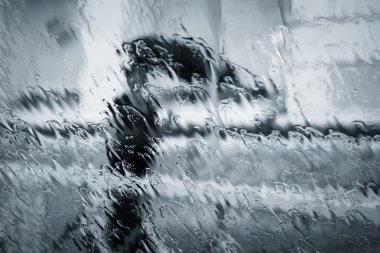 Bir bulanık kadın silueti yağmur altında