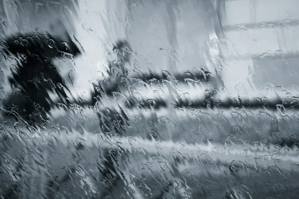 Blurry silhouettes of two people under the rain — Stock Photo, Image