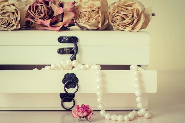 Collar de perlas blancas en ataúd de madera — Foto de Stock