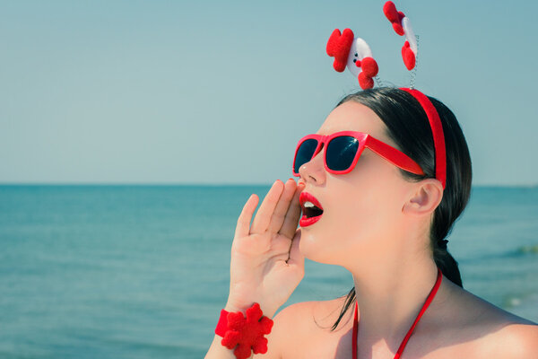 Портрет красивой молодой женщины в рождественском костюме
