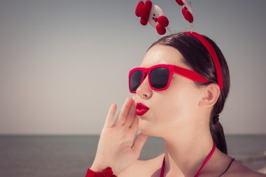 Noel temalı kıyafet oldukça genç bir kadın portresi