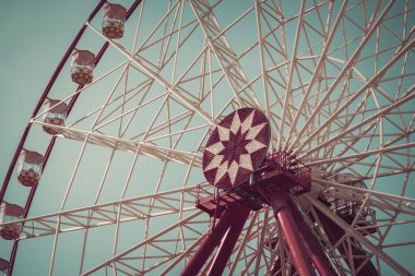 Dönme dolap ve Mavi Gökyüzü