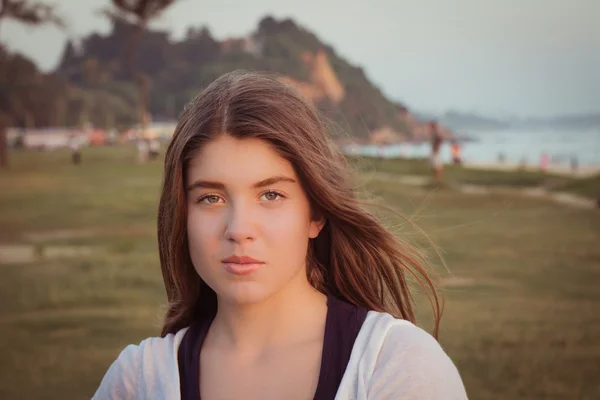 Retrato de uma menina adolescente bonita ao ar livre — Fotografia de Stock