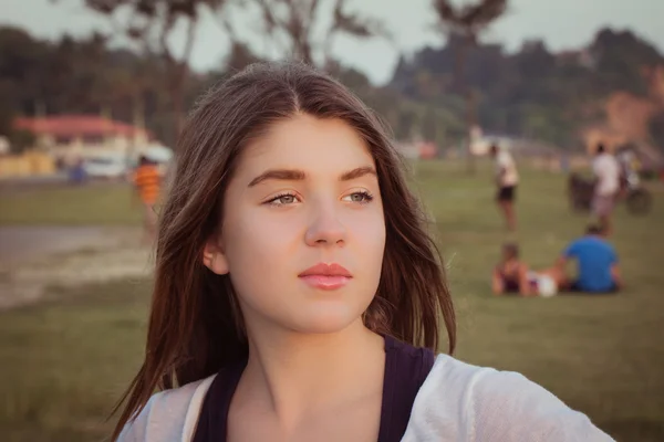Retrato de uma menina adolescente bonita ao ar livre — Fotografia de Stock