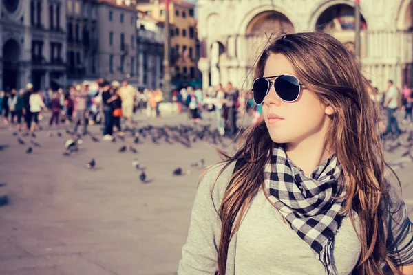 Portrait of a pretty girl posing on St. Mark's Square (Piazza Sa — Stock Photo, Image