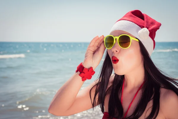 Funny jeune femme dans le chapeau et les lunettes de soleil du Père Noël — Photo