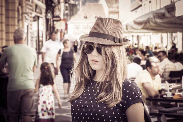 Retrato de una turista con sombrero —  Fotos de Stock