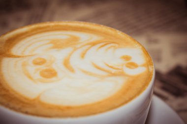 Komik bir şekilde dekore edilmiş kapiçino bir kap