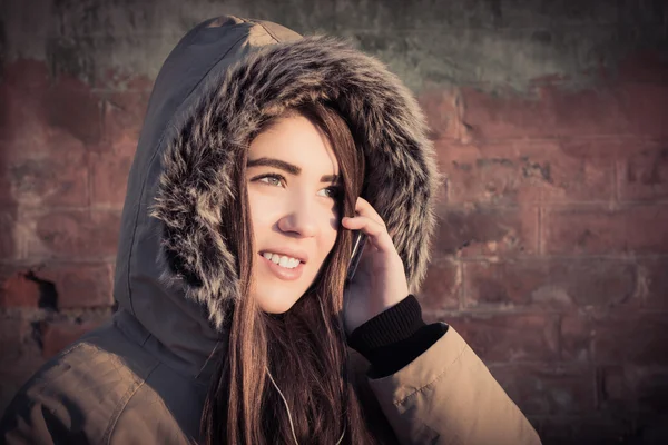 Portréja egy tizenéves lány szabadtéri viselése téli kabát — Stock Fotó