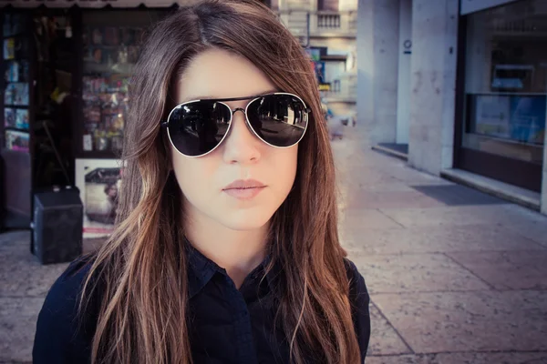 Porträtt av en söt flicka i solglasögon utomhus — Stockfoto