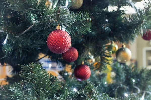 Fragmento de uma árvore de Natal decorada — Fotografia de Stock