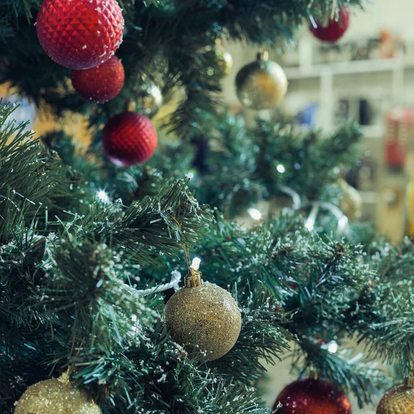 Fragmento de uma árvore de Natal decorada — Fotografia de Stock