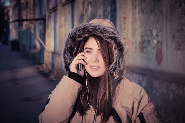 Retrato de una adolescente al aire libre con abrigo de invierno —  Fotos de Stock