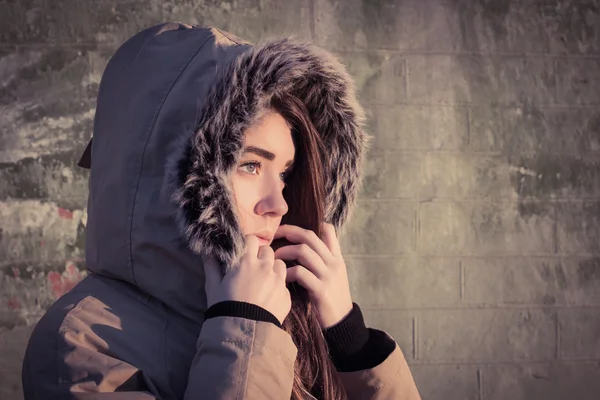 Retrato de una adolescente al aire libre con abrigo de invierno —  Fotos de Stock