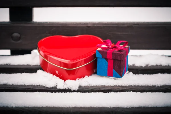 Teneke kutu ve bir hediye kutu kırmızı kalp şeklinde