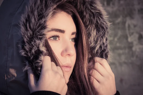 Retrato de uma adolescente ao ar livre usando casaco de inverno — Fotografia de Stock