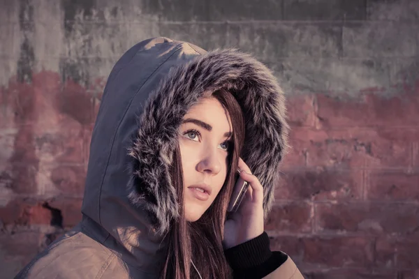 Bir genç kız açık giyen kış ceket portresi 