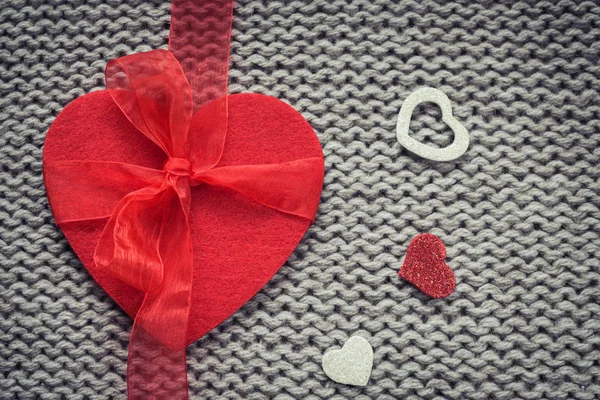 Red voelde hart en kleurrijke decoratieve harten met wollen tex — Stockfoto