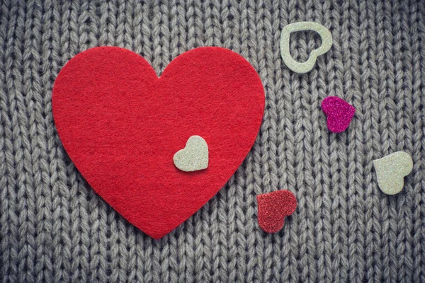 Red voelde hart en kleurrijke decoratieve harten met wollen tex — Stockfoto