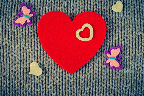 Coeur feutre rouge et coeurs décoratifs colorés — Photo