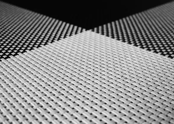 Siyah ve beyaz plastik yer minderi