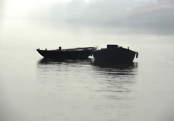 Ganj Varanasi, Hindistan ortasında iki boş tekne