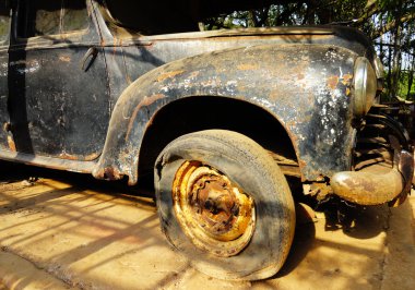 Eski unutulmuş araba arka bahçe