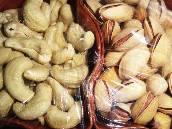 Makro çekim taze fıstık ve kaju folyo örtüyle sarılmış