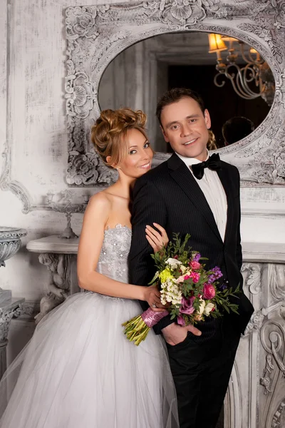 Gelin ve damat, birbirine yakın olan portresi.