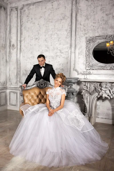 Gelin ve damat lüks sandalyesinde