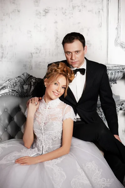 Gelin ve damat lüks sandalyesinde