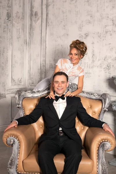 Gelin ve damat lüks sandalyesinde