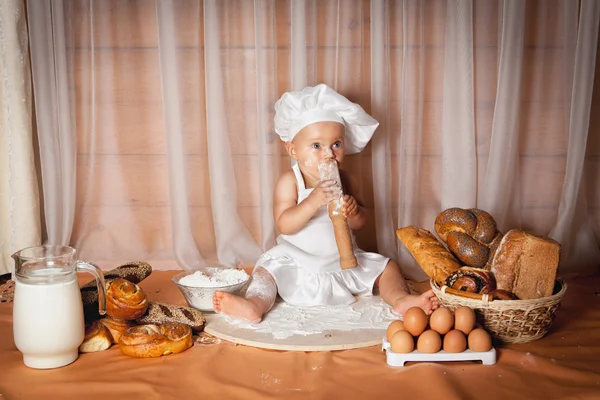 Mutlu bebek baker yatay
