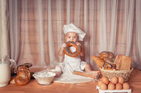 Mutlu bebek baker yatay
