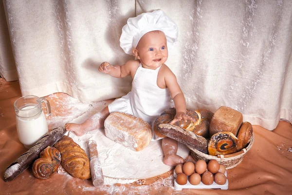 Mutlu bebek baker yatay