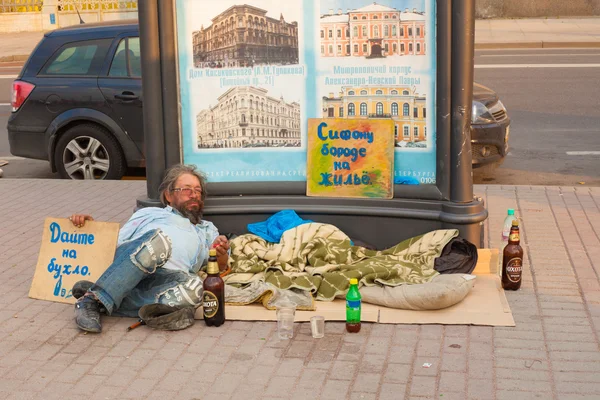 Sokakta yatan zavallı evsiz sarhoş adam 